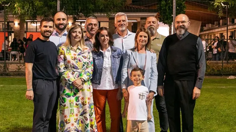 La famiglia di Massimo Salvi con la giunta e don Marco Lancini © www.giornaledibrescia.it