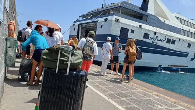 Emergenza idrica sull'isola di Capri, chiusi bar e toilette pubbliche, divieto di sbarco per i turisti, 22 giugno 2024. ANSA/GIUSEPPE CATUOGNO