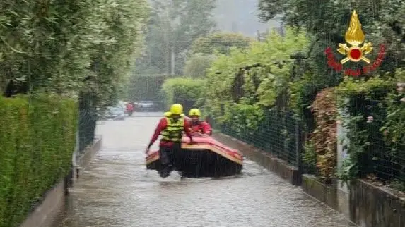 In via del Rio a Manerba i Vigili del fuoco hanno evacuato cinque persone - Foto Vigili del Fuoco © www.giornaledibrescia.it