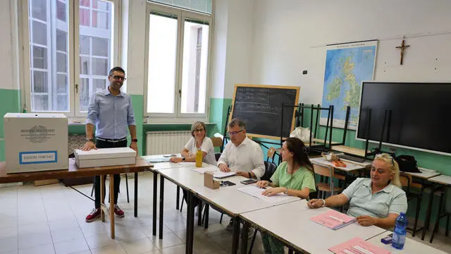 Foto generiche di un seggio elettorale (a Foligno) dove oggi si vota per il ballottaggio.