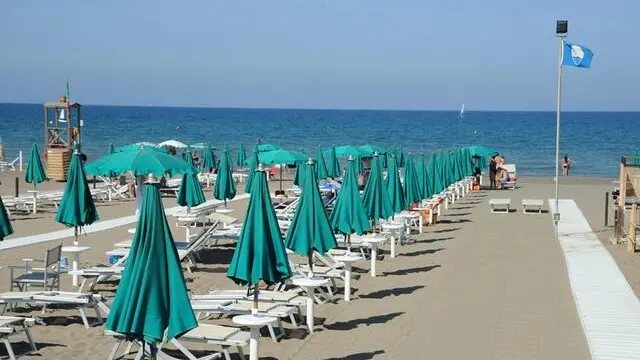 Beach umbrellas closed on the italian beach of San Vincenzo, Livorno, Tuscany, 03 August 2012. Italian bathhouses are on strike today to protest against the auctions of state concessions of bathhouses scheduled by the European Union, through the Bolkestein directive, from January 1st, 2016. ANSA/ FRANCO SILVI