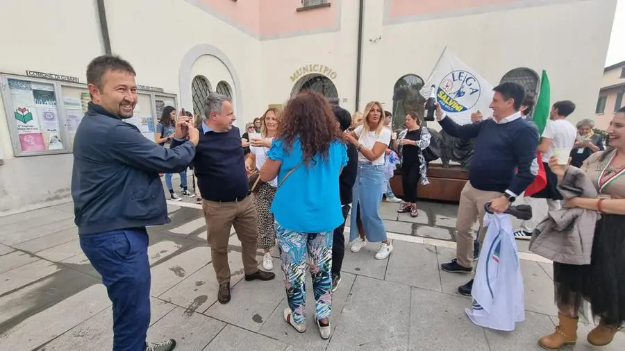 Festeggiamenti a Chiari per il nuovo sindaco Gabriele Zotti