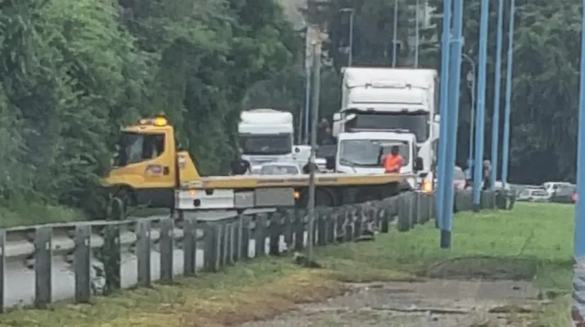 Il carro attrezzi intervenuto per rimuovere i mezzi incidentati - © www.giornaledibrescia.it