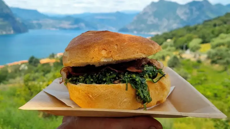 Uno dei panini giganti di Massimo Mazzucchelli - Foto tratta da Instagram