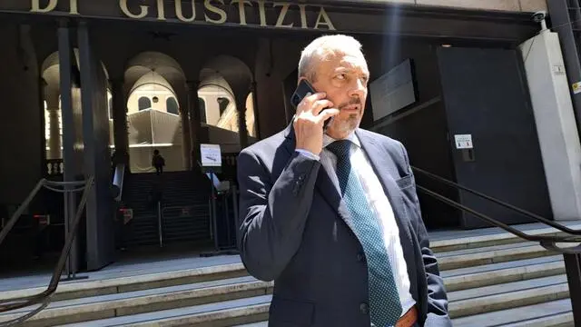 L'avvocato Stefano Savi, legale del presidente della regione Liguria, Giovanni Toti, davanti al palazzo di Giustizia di Genova, 17 giugno 2024. ANSA / LUCA ZENNARO