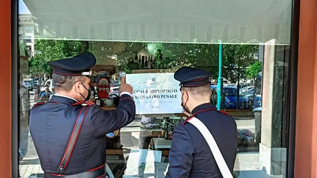 Carabinieri hanno posto sotto sequestro la Torteria di via Orti, a Chivasso, sede nelle ultime settimane di numerosi aperitivi negazionisti e di continue violazioni alle norme anti Covid, Torino, 06 maggio 2021. ANSA/TINO ROMANO