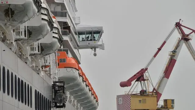 Un momento della cerimonia per il varo della MS Koningsdam alla Fincantieri di Porto Marghera (Venezia), 2 aprile 2016. ANSA/ANDREA MEROLA