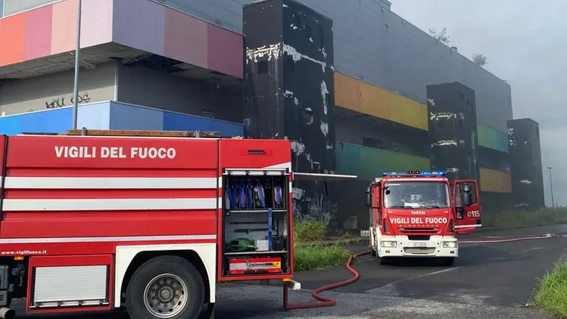 Incendio all'Orceana Park di Orzinuovi: l'intervento dei Vigili del fuoco