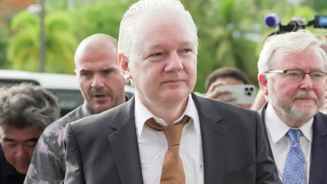 epa11438111 WikiLeaks founder Julian Assange arrives at United States District Court for the Northern Mariana Islands on the island of Saipan in the Northern Mariana Islands, a commonwealth of the United States, 26 June 2024. According to court filings, US prosecutors said they anticipate Assange will plead guilty to the criminal count of conspiring to obtain and disclose classified documents relating to the national defense of the United States. A statement posted by WikiLeaks on the social media platform 'X' said Assange was freed from Belmarsh maximum security prison in the United Kingdom on the morning of 24 June, after having spent 1,901 days there. His wife Stella confirmed on X that 'Julian is free' and thanked supporters. EPA/SAMANTHA SALAMON