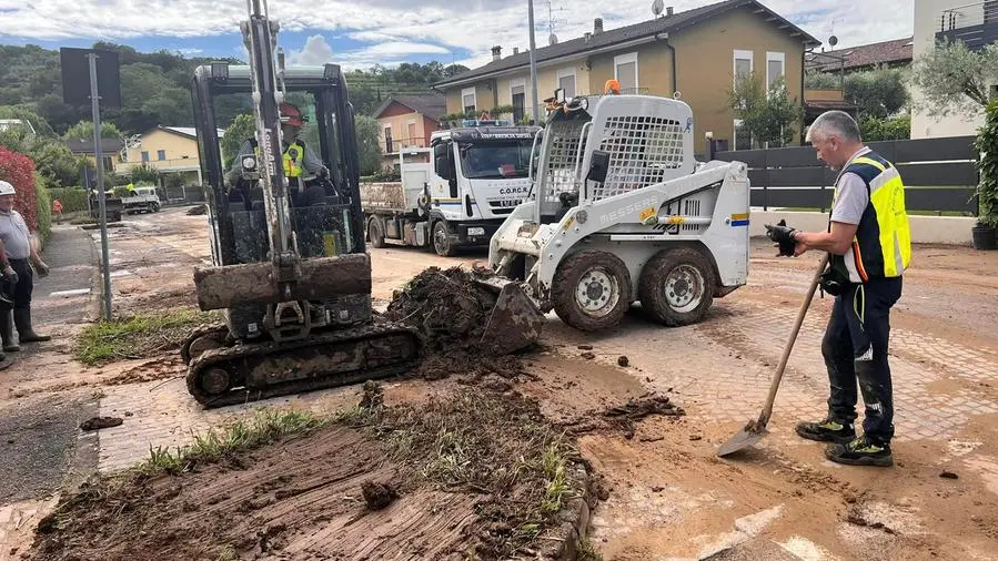 Protezione civile e volontari al lavoro dopo l'esondazione del torrente La Canale il 10 giugno scorso © www.giornaledibrescia.it