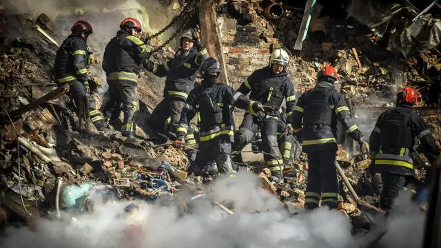 epaselect epa10248629 Ukrainian rescuers work at the site of a destroyed residential building after a drone attack in downtown Kyiv (Kiev), Ukraine, 17 October 2022, amid the Russian invasion. Several residential buildings were damaged as a result of attacks by 'kamikaze drones' targeting the Ukrainian capital, Kyiv Mayor Vitali Klitschko said on telegram. At least three people have been killed as a result of a drone attack on a residential building in Kyiv, the deputy head of Ukraine's presidential administration Kyrylo Tymoshenko said. Russian troops on 24 February entered Ukrainian territory, starting a conflict that has provoked destruction and a humanitarian crisis. EPA/OLEG PETRASYUK