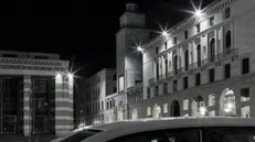 «Brescia dorme»: una visione notturna di piazza Vittoria nella mostra di Gianni Pezzani dell'aprile-maggio 2015