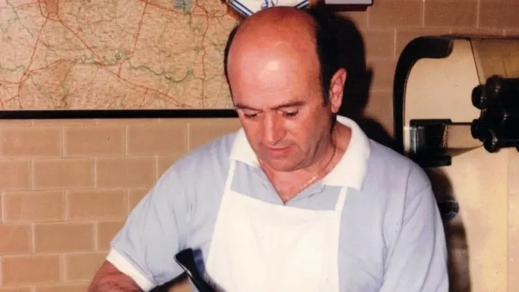 Bedulli da giovane mentre completa una scarpa da donna © www.giornaledibrescia.it