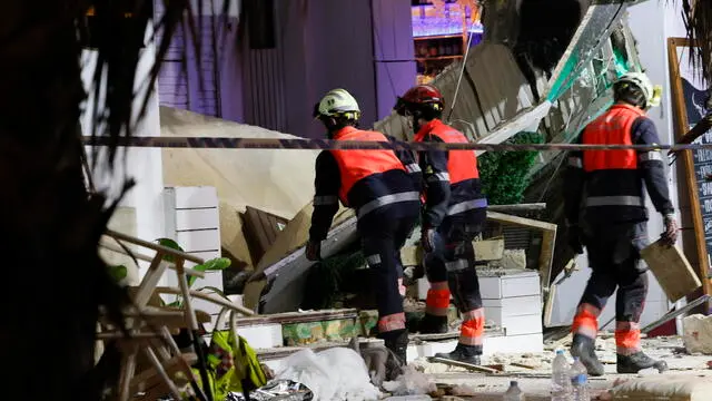 epa11364804 Emergency services at the scene of a building collapse at the 'Medusa Beach Club' restaurant at Palma Beach in Palma de Mallorca, Balearic Islands, Spain, 23 May 2024. According to officials four people have died and at least 27 have been injured when the 'Medusa Beach Club' restaurant collapsed. EPA/Cati Cladera