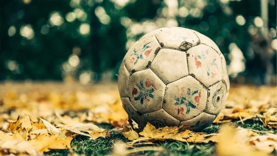 I bambini giocano sempre meno a calcio e passano sempre più tempo sul divano con lo smartphone