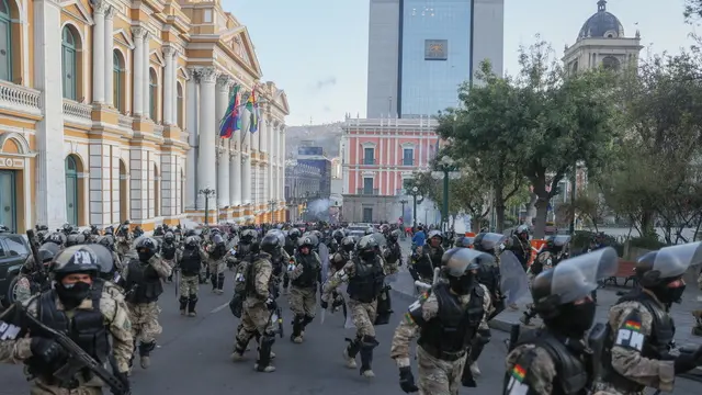 epa11440637 Military personnel withdraw from the headquarters of the Government of Bolivia in La Paz, Bolivia, 26 June 2024. The soldiers at the Bolivian Government headquarters, under the command of the former general commander of the Bolivian Army, Juan Jose Zuniga, withdrew after Bolivian president, Luis Arce, changed the heads of the entire military high command after what Arce considered an 'attempted coup d'Ã©tat.' EPA/Luis Gandarillas