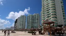 epa10968623 Tourists walk on the beach in the resort of Cancun, Quintana Roo, Mexico, 09 November 2023 (issued 10 November 2023). Mexico received 6.1 percent more international tourists in September 2023 than in the same month of 2022, although economic revenue from this concept fell by almost five percent, the National Institute of Statistics and Geography (Inegi) reported. EPA/Alonso Cupul