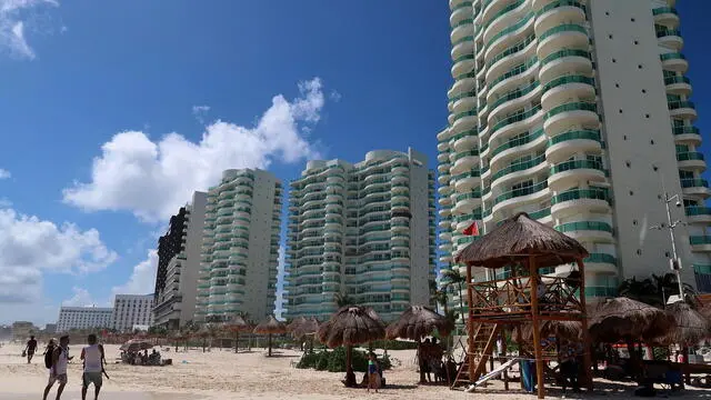 epa10968623 Tourists walk on the beach in the resort of Cancun, Quintana Roo, Mexico, 09 November 2023 (issued 10 November 2023). Mexico received 6.1 percent more international tourists in September 2023 than in the same month of 2022, although economic revenue from this concept fell by almost five percent, the National Institute of Statistics and Geography (Inegi) reported. EPA/Alonso Cupul