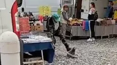 Un frame del video choc girato al mercato di Orzinuovi