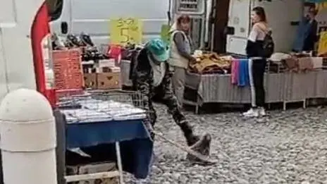 Un frame del video choc girato al mercato di Orzinuovi