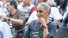 epa10899485 The Booker Prize winner, Indian author Arundhati Roy attends a journalists protest at a press club in New Delhi, India, 04 October 2023. Delhi Police's Special Cell searched 30 locations connected with online news portal NewsClick and its journalists in a case under the anti-terror law, Unlawful Activities (Prevention) Act, with an allegation that NewsClick received money for pro-China propaganda on 03 October 2023. EPA/HARISH TYAGI