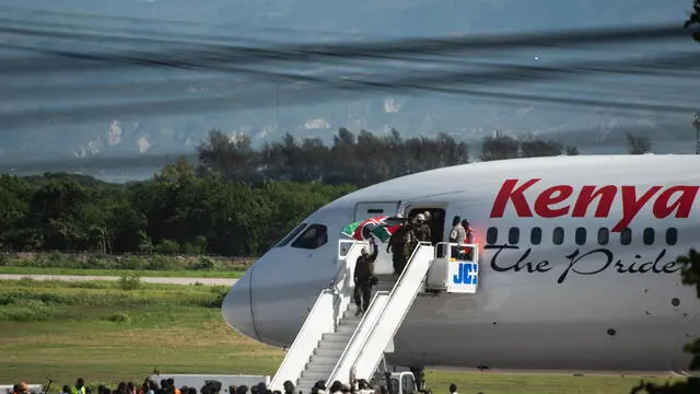 epaselect epa11436549 Kenyan soldiers descend from a Kenya Airways plane upon their arrival at Toussaint Louverture International Airport in Port-au-Prince, Haiti, 25 June 2024. A group of 400 Keyan soldiers arrived in Haiti to support the Haitian National Police in itheir figth against gangs, which has left thousands of victims. EPA/Johnson Sabin