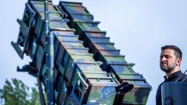 epa11404619 President of Ukraine Volodymyr Zelensky stands in front of a 'Patriot' anti-aircraft missile system during his visit to a military training area in Germany, 11 June 2024. Ukrainina President visits Germany to take part in The Ukraine Recovery Conference 2024 that takes place in Berlin from 11 to 12 June 2024, under the slogan 'United in defense. United in recovery. Stronger together.' EPA/JENS BUETTNER / POOL