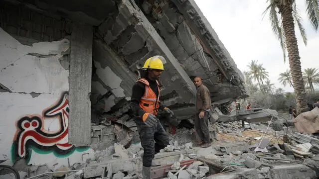 epa11017932 Palestinians search for casualties under the rubble of a destroyed house of the Baraka family following Israeli airstrikes, in Deir Al Balah, central Gaza Strip, 08 December 2023. Israeli forces resumed military strikes on Gaza after a week-long truce expired on 01 December. More than 15,000 Palestinians and at least 1,200 Israelis have been killed, according to the Gaza Government media office and the Israel Defense Forces (IDF), since Hamas militants launched an attack against Israel from the Gaza Strip on 07 October, and the Israeli operations in Gaza and the West Bank which followed it. The United Nations Relief and Works Agency for Palestine Refugees in the Near East (UNRWA) stated that most civilians in the Gaza Strip are in 'desperate need of humanitarian assistance and protection'. Approximately 1.8 million inhabitants, which amounts to nearly 80 percent of the population, are displaced within Gaza, and all of Gaza's 2.3 million residents 'lack sufficient food and clean water, and face malnutrition'. EPA/MOHAMMED SABER
