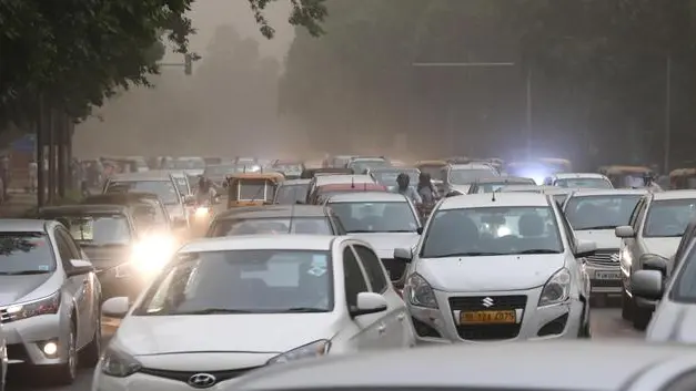 epa07643882 Traffic slowdown during a severe dust storm in New Delhi, India, 12 June 2019. According to the news reports, many flights at Delhi Airport were diverted after a dust storm hit the Indian capital and halted the operations at the Indira Gandhi International Airport. EPA/HARISH TYAGI