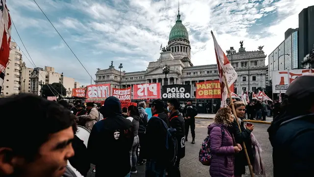 epa11442247 People participate in a demonstration during a debate in the Chamber of Deputies in Buenos Aires, Argentina, 27 June 2024. The plenary of Argentina's Chamber of Deputies is debating the economic reform package promoted by Javier Milei's government, six months after its launch and with a good chance of achieving its final approval with some changes to the original project. EPA/JUAN IGNACIO RONCORONI