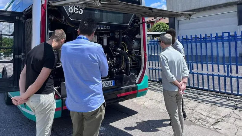 L'esame di manutenzione fuori da scuola - © www.giornaledibrescia.it