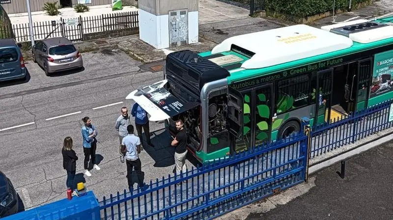L'autobus fuori da scuola - © www.giornaledibrescia.it