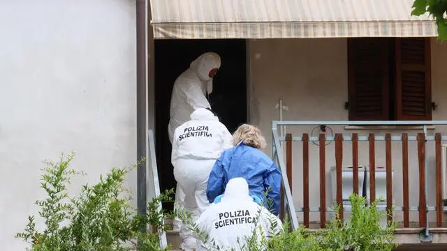 I rilievi della polizia scientifica sul luogo del duplice omicidio a Fano, 24 giugno 2024. L'uomo, di 75 anni, ha la testa fracassata con un corpo contundente, la moglie di 70 è stata soffocata forse per strangolamento. A dare l'allarme il figlio poco più che 40enne che abita al piano di sopra dell'abitazione. L'uomo, che ha dichiarato di essere estraneo all'uccisione dei genitori, è sotto interrogatorio. Nella casa c'è stata una lotta, l'anziano ha tentato di difendersi senza riuscirci. ANSA/ DAVIDE GENNARI