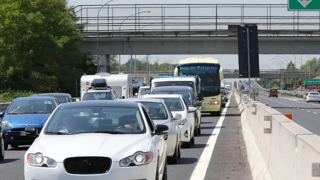Sono quasi centomila i veicoli usciti dai caselli della rete autostradale di Autovie Venete alle 16.00 di oggi, la maggior parte dei quali transitata dai caselli balneari del Nordest, 05 agosto 2017. Il traffico è stato più che intenso durante tutta la giornata soprattutto sulla A4 Trieste-Venezia, con lunghe code e rallentamenti a macchia di leopardo. ANSA/UFFICIO STAMPA AUTOVIE VENETE +++ ANSA PROVIDES ACCESS TO THIS HANDOUT PHOTO TO BE USED SOLELY TO ILLUSTRATE NEWS REPORTING OR COMMENTARY ON THE FACTS OR EVENTS DEPICTED IN THIS IMAGE; NO ARCHIVING; NO LICENSING +++