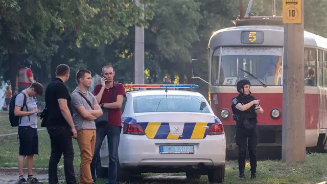 epa11443761 Onlookers at the site of a rocket strike on a residential building in the city of Dnipro, Ukraine, 26 June 2024, amid the Russian invasion. At least one person died and nine people were injured as a result of the strike, according to the State Emergency Service. Russian troops entered Ukrainian territory on 24 February 2022, starting a conflict that has provoked destruction and a humanitarian crisis. EPA/ARSEN DZODZAIEV