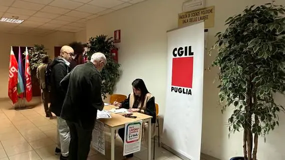 Raccolta firme in Puglia su campagna referendaria Cgil