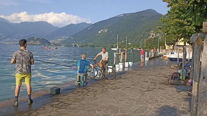 Pescatori di sardine in riva al lago d'Iseo - © www.giornaledibrescia.it