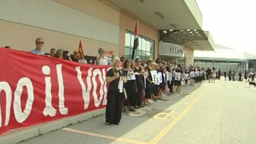 La protesta contro le guerre all'aeroporto di Montichiari