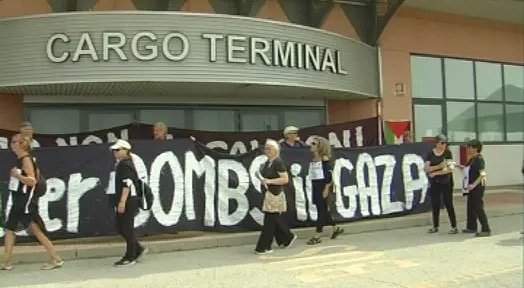 La protesta contro le guerre all'aeroporto di Montichiari