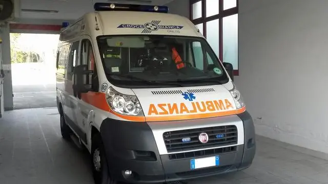 Salute: ambulanza al pronto soccorso dell'ospedale di Carate Brianza. Foto ANSA/Roberto Ritondale