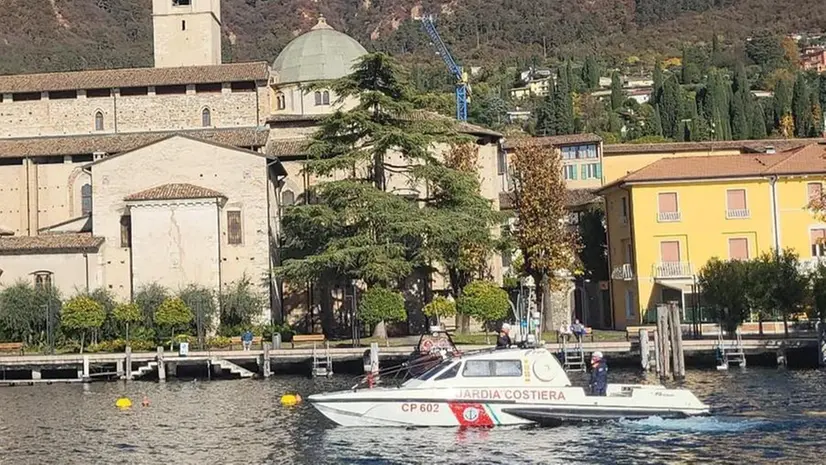 La motovedetta della Guardia costiera intervenuta per salvare il giovane - © www.giornaledibrescia.it