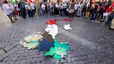 Manifestazione contro la proposta di legge sull’autonomia differenziata - © www.giornaledibrescia.it