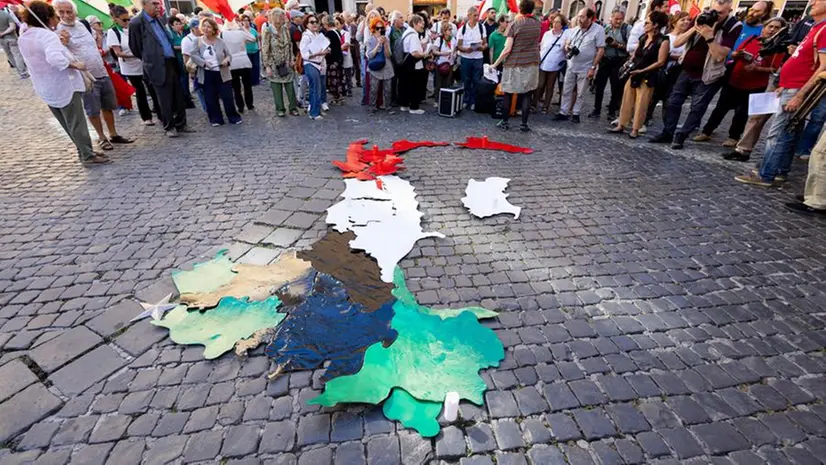 Manifestazione contro la proposta di legge sull’autonomia differenziata - © www.giornaledibrescia.it