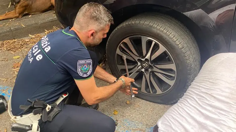 La Polizia Locale ha aiutato il turista a cambiare la gomma