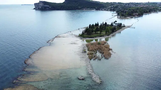 lago di Garda siccità, isola san Biagio anche come isola dei conigli a Manerba (bs) 24 aprile 2023 . Ansa Filippo Venezia