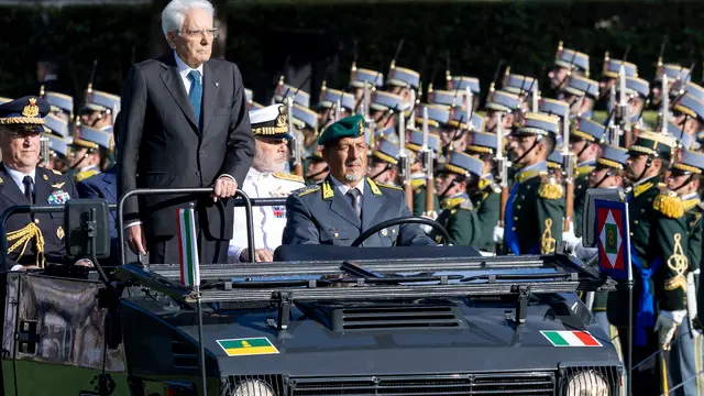 Roma- Il Presidente Sergio Mattarella riceve gli onori militari e passa in rassegna la Brigata di formazione, schierata con bandiera e bandaalla, in occasione della cerimonia per il 250° anniversario di fondazione della Guardia di Finanza, oggi 24 giugno 2024 (Foto di Paolo Giandotti - Ufficio per la Stampa e la Comunicazione della Presidenza della Repubblica)