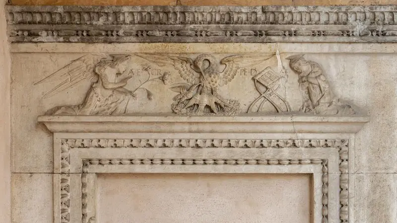 Alcuni dettagli della facciata della chiesa di Santa Maria dei Miracoli
