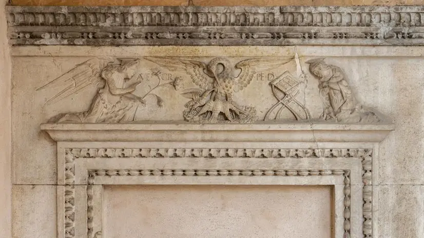 Alcuni dettagli della facciata della chiesa di Santa Maria dei Miracoli