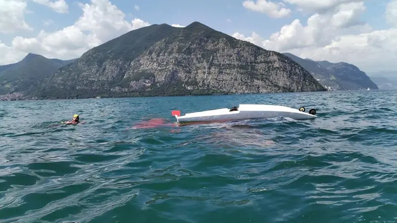 L'idrovolante si è rovesciato nelle acque del lago d'Iseo