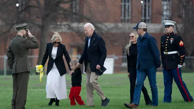 epa11254051 US President Joe Biden (C), First Lady Dr. Jill Biden (2-L), Beau Biden (3-L), Melissa Cohen Biden (3-R) and Hunter Biden (2-R) return to Washington, DC, USA, 31 March 2024, after spending the Easter Weekend in Camp David. EPA/CHRIS KLEPONIS / CONSOLIDATED NEWS PHOTOS / POOL